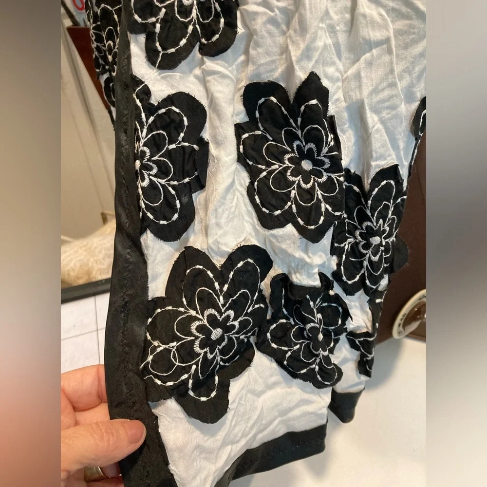 Embroidered 2D Floral Scarf of Silky Applied Fabric Flowers White/Black Floral
